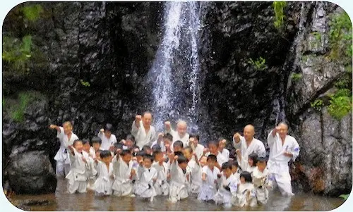 滝行！滝の下で皆んなで正拳突き
